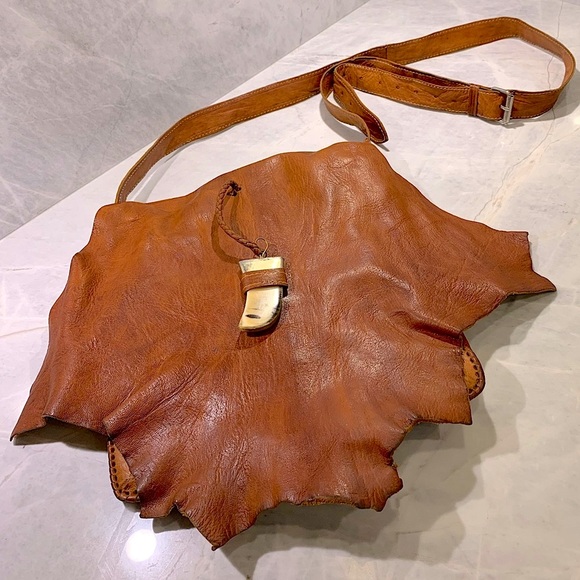 Artisanal leather purse in cognac with “horn” closure, back zipped pocket - Picture 1 of 15